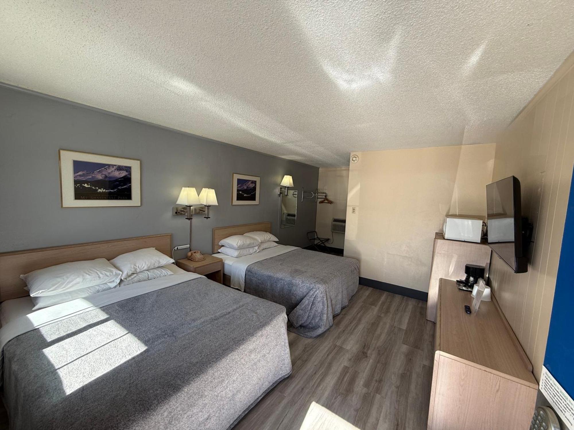 Pine Needles Inn Mount Shasta Bagian luar foto