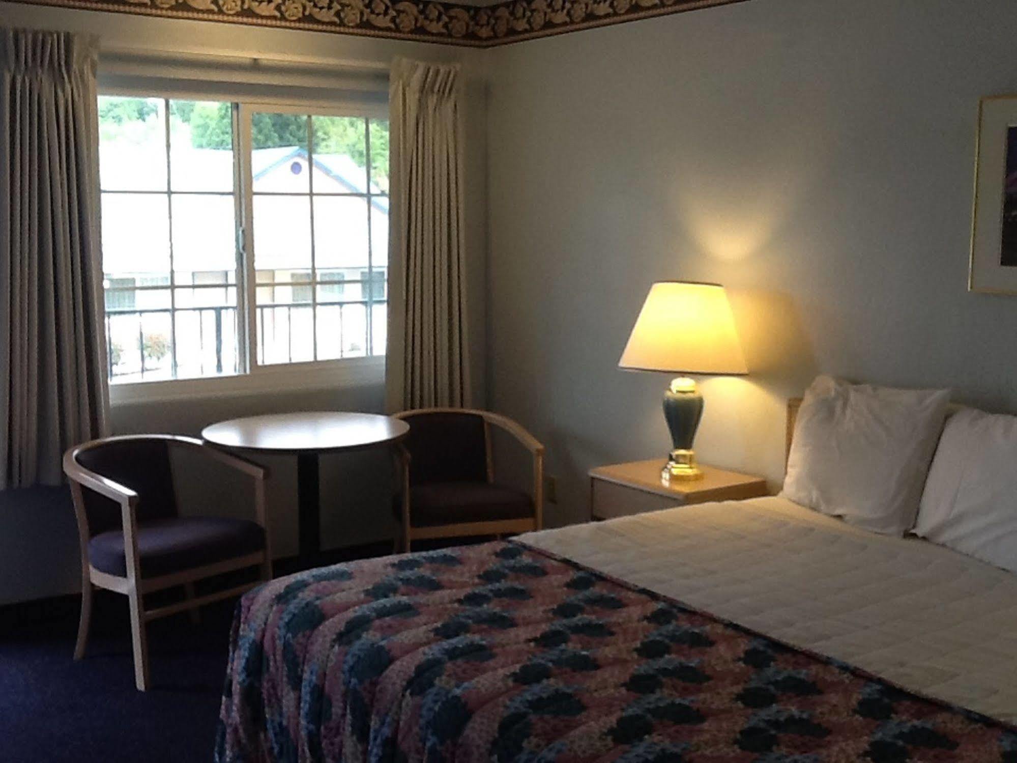 Pine Needles Inn Mount Shasta Bagian luar foto