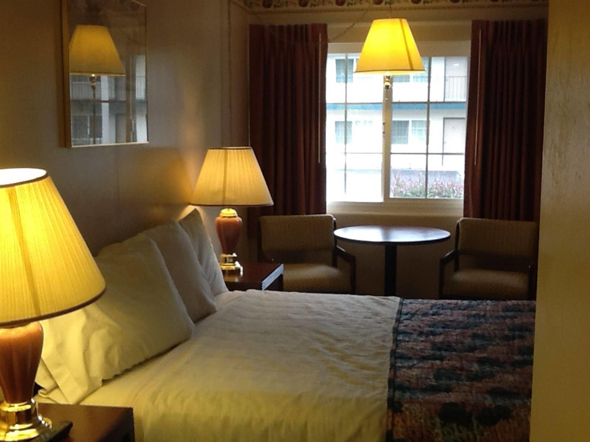 Pine Needles Inn Mount Shasta Bagian luar foto