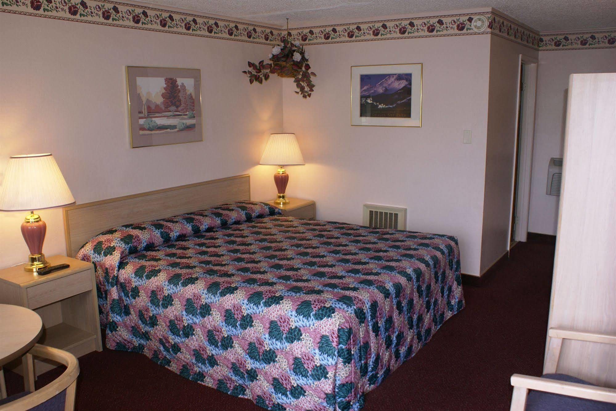 Pine Needles Inn Mount Shasta Bagian luar foto
