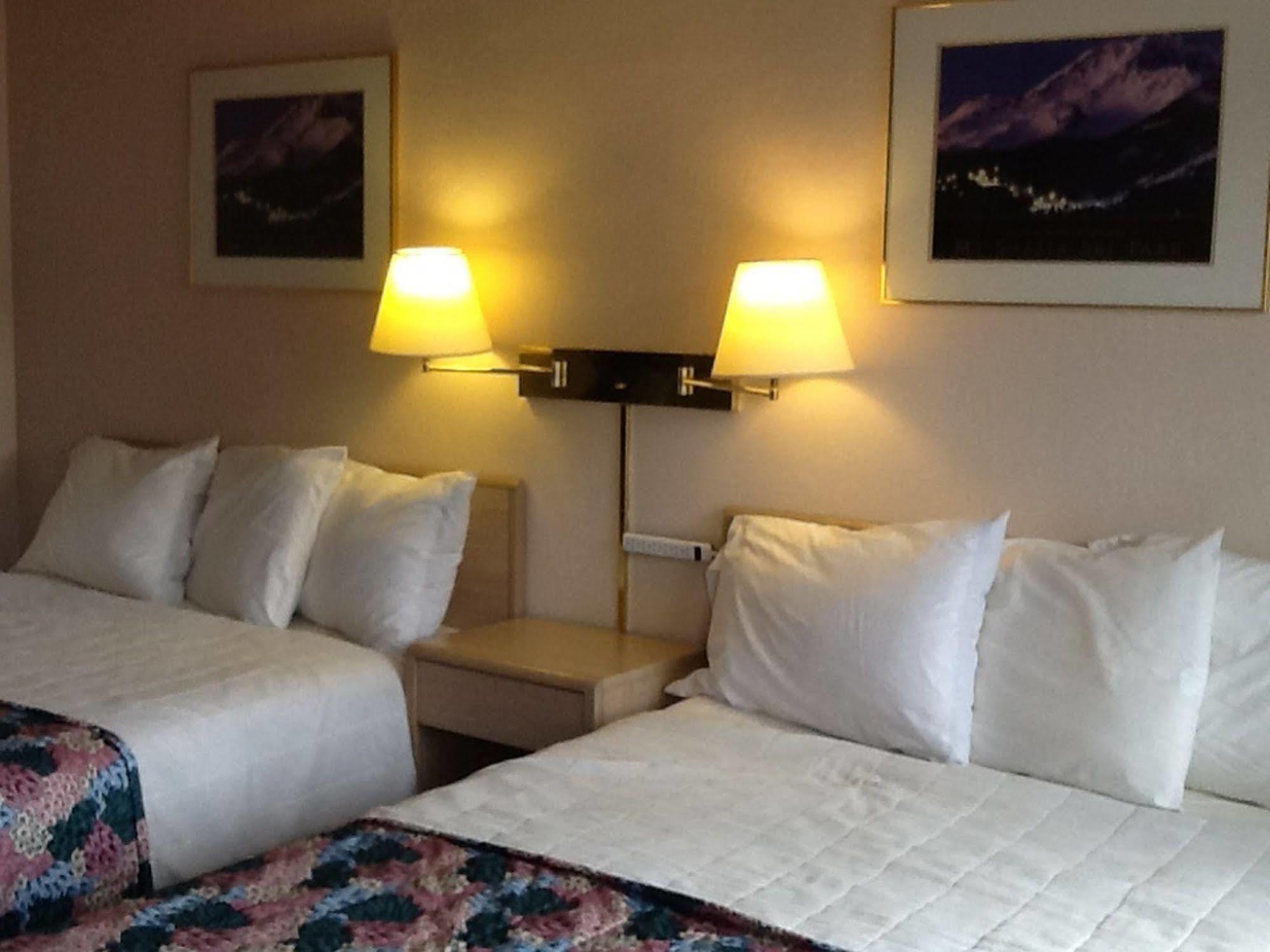 Pine Needles Inn Mount Shasta Bagian luar foto