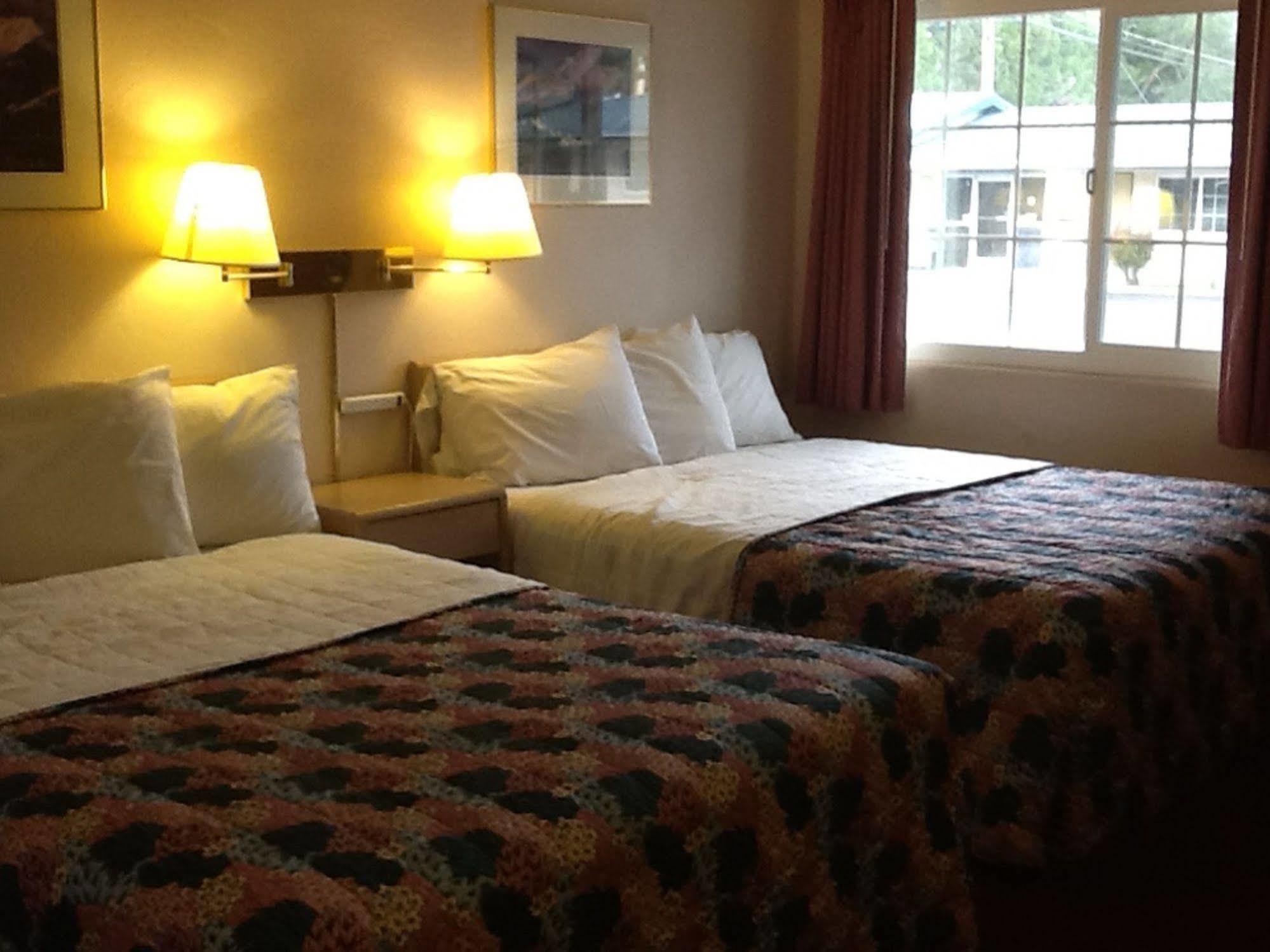 Pine Needles Inn Mount Shasta Bagian luar foto