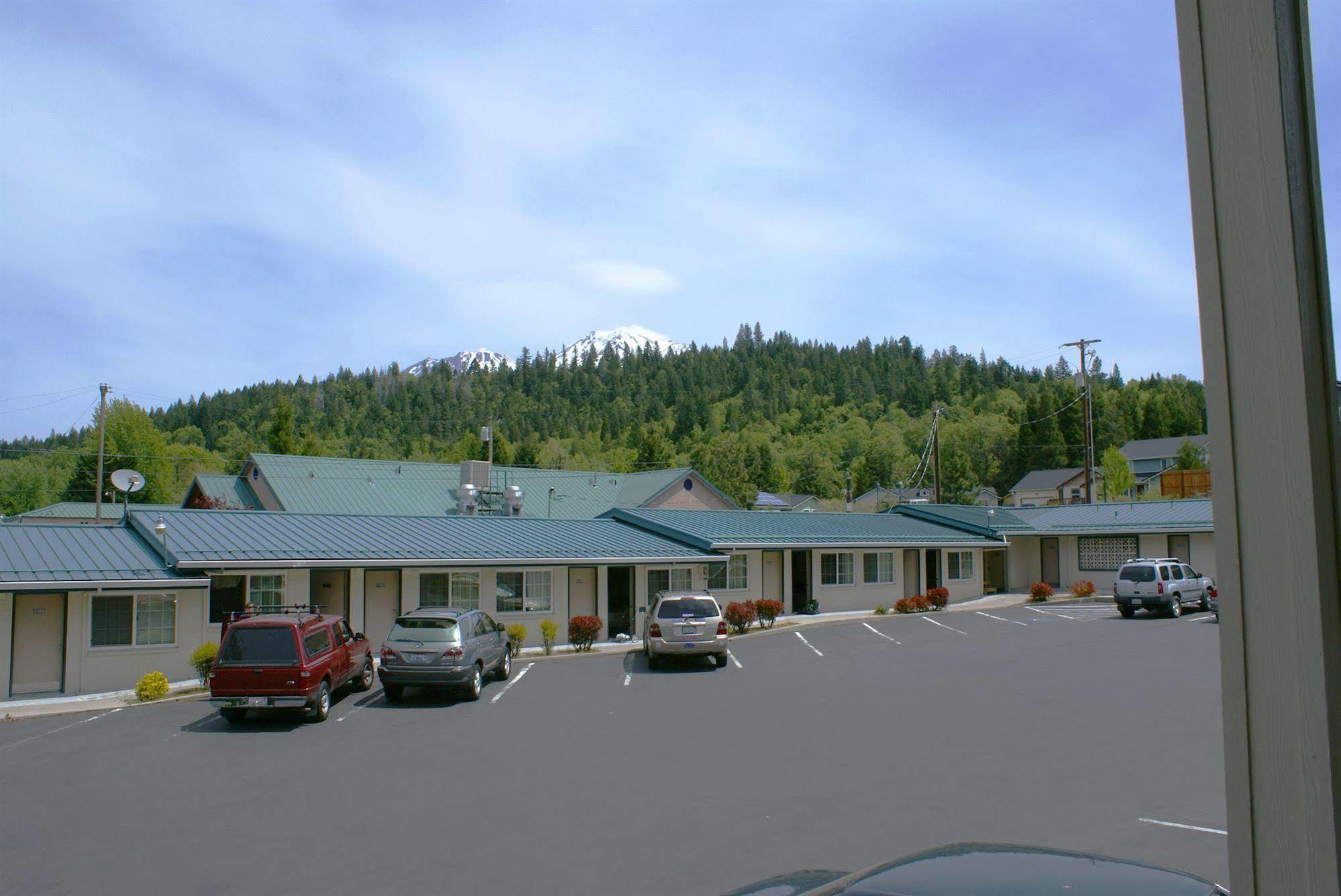 Pine Needles Inn Mount Shasta Bagian luar foto